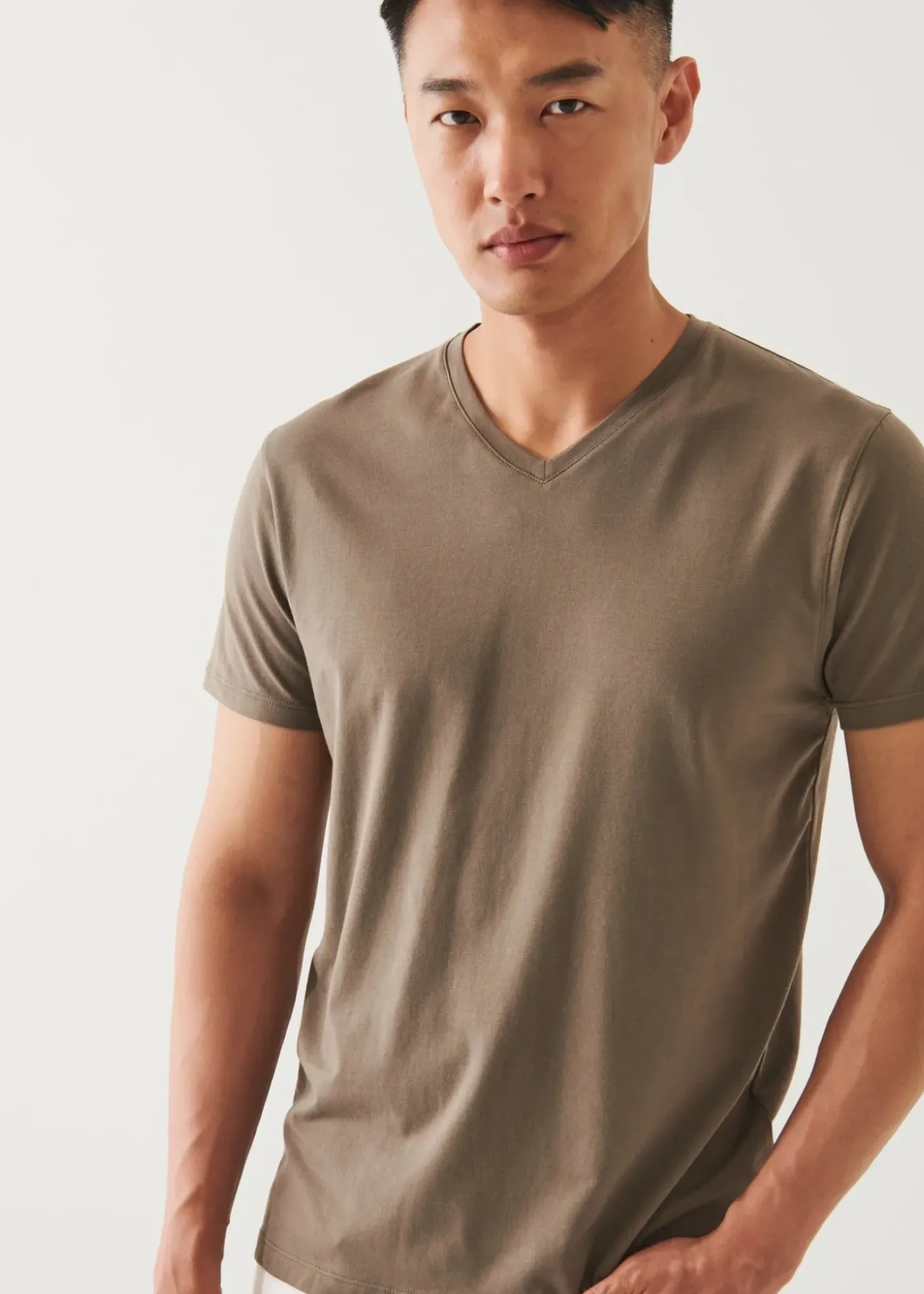 PATRICK ASSARAF Pima Cotton Stretch V-Neck T-Shirt|Men T-Shirts